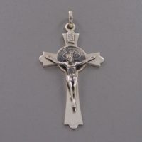 Crucifijo de San Benedicto plateado
